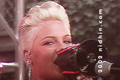 Pumping up the volume breaking down to the beat
Cruisin through the west side we'll be checking the scene
Boulevarders freakin as i'm coming up fast
I'll be burning rubber you'll be kissing my ass
Pull up to the bumper, get out of the car
License plates a stunner number one super star