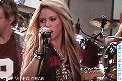 Le ro lo le lo le,
Le ro lo le lo le
Can't you see...I'm at your feet